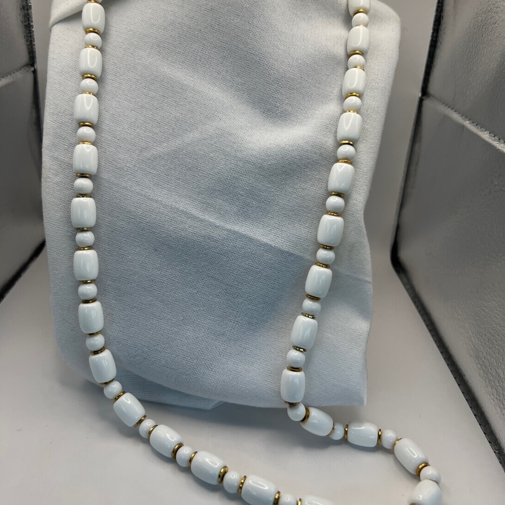 Vintage Crown Trifari White bead and gold tone long necklace - Picture 5 of 8